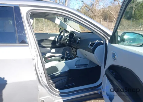 2019 Jeep Compass Sun And Wheel Fwd z USA, uszkodzony, nr VIN 3C4NJCBB4KT636347